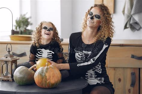 Madre Con Hija En Disfraz Y Maquillaje De Halloween Foto De Archivo