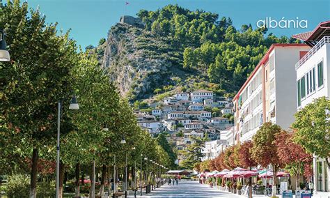 A város történelmi és kortárs építészete, valamint az új divatos bárok, éttermek, kávézók és üzletek sokasága növekszik. 10 varázslatos albániai város várja, hogy felfedezd