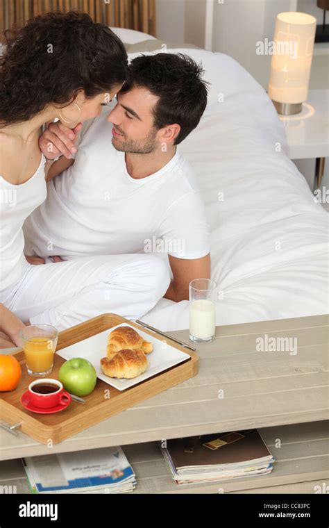 vêtu couple kissing in bed photo stock alamy