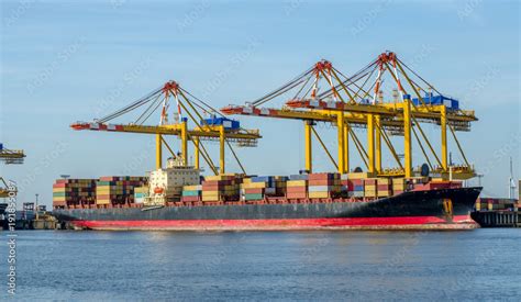 Containerschiff Beim Beladen Im Hafen An Der Nordsee Stock Photo