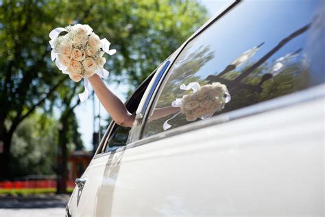 5 benefits of renting a limo for your wedding
