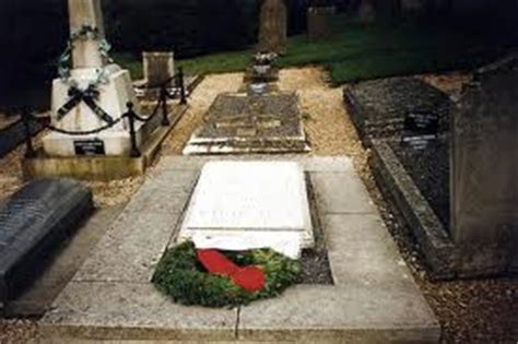 Kontluk için erkek çocuk isteyen ve yine bir kız bebek sahibi olan spencer ailesi, bu dileğine ancak charles doğduktan sonra kavuşabildi. Churchill, Sir Winston Leonard Spencer - WW2 Gravestone