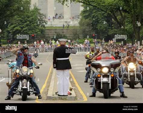 Bikers Salute Usmc Ssgt Tim Chambers Who Stands In The Middle Of The