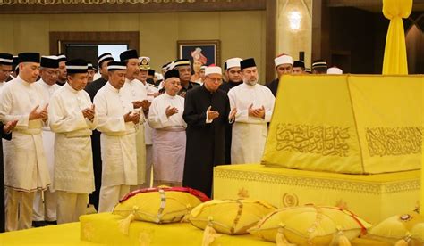 Kuala muda dan karangan pada nilai $1033.16 ( smsah no. WARISAN RAJA & PERMAISURI MELAYU: Istiadat Penghormatan ...