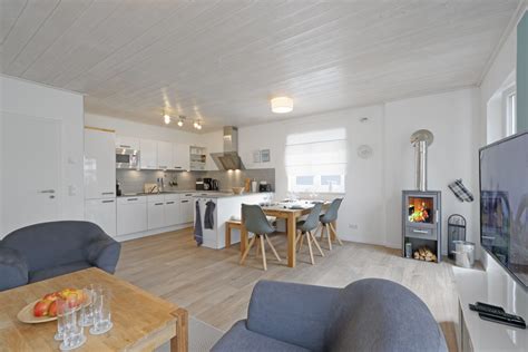 Wohnzimmer küche in einem pur weiß hochglanz grüne akzente wohnzimmer kuche in einem raum optisch getrennt grasgrün braun wunderschöne hochglanz küche wohnzimmer. Anzeige - Die großzügige Küche ist im Wohnzimmer ...