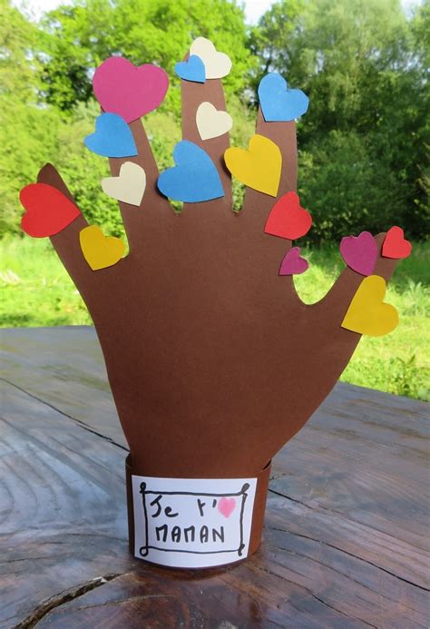 Voici 12 comptines pour la fête des mères , format a5 (2 par page), à imprimer en couleurs. Bricolage fête des mères maternelle : l'arbre à cœurs