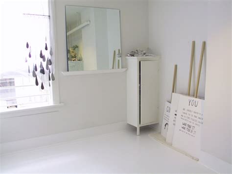 This traditional neutral toned kitchen features a harmonious color scheme of light wood cabinets for storage and neutral tile floors. Ouno Design » DIY: paint your linoleum floor white