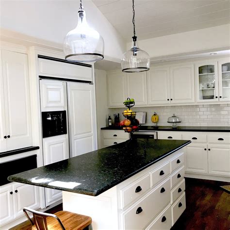 Угловая кухня среднего размера в стиле лофт с кладовкой. BLACK AND WHITE MODERN FARMHOUSE KITCHEN Before and After ...