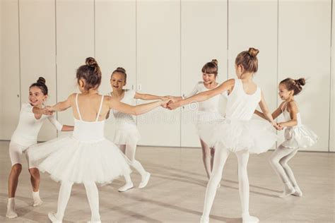 Niñas Caucásicas Bailando Ballet En El Estudio Antes De La Actuación