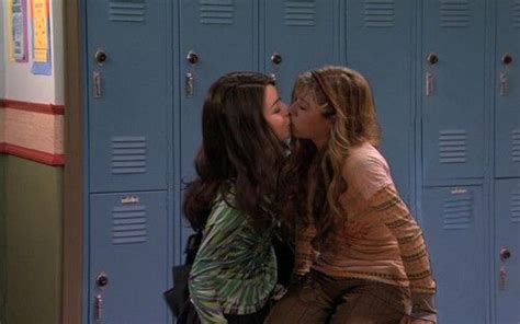 Carly Shay Sam Puckett Fan Art Cam Kiss In Icarly Carly Icarly Nickelodeon Girls
