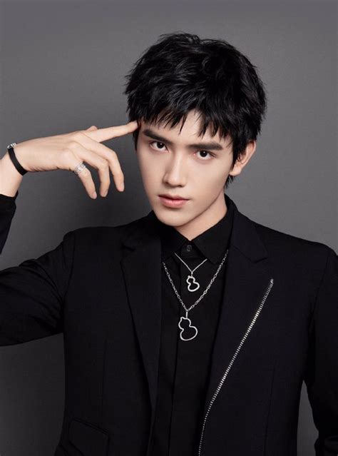 'ip man' confirmed donnie's position as china's greatest action hero, and he was immediately signed to lead a strong ensemble cast for teddy chen's 'bodyguards and assassins', produced by peter chan. Pin oleh "Tomoshisukarekizekarin" di Chen Fei Yu