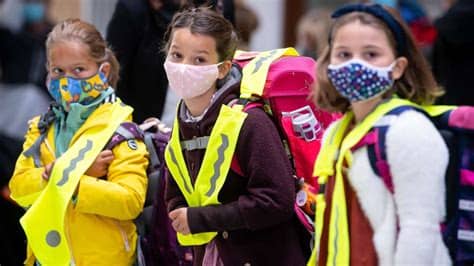 Ministerpräsident winfried kretschmann, gesundheitsminister manne lucha und kultusministerin dr. Corona in Baden-Württemberg: Hunderte Schüler müssen in ...
