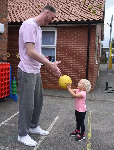 Britain S Tallest Man Comes To Lincolnshire And Reveals What It S Like To Be Seven Foot Seven