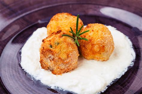 Esistono diverse varianti degli arancini: La Sfiziosa Ricetta Arancini Calamari e Piselli - Grand ...