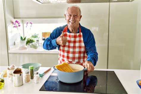 Anciano Con El Pelo Gris Cocinando Espagueti En La Cocina De La Casa