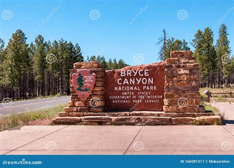 Welcome Sign At The Entrance To Bryce Canyon National Park Usa