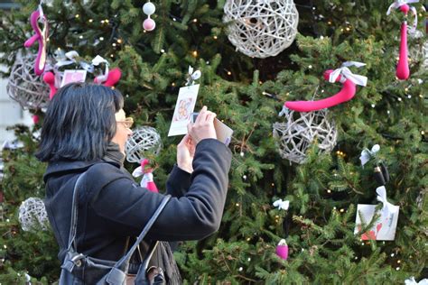 Milano Lalbero Di Natale è Decorato Con I Sex Toys La Repubblica