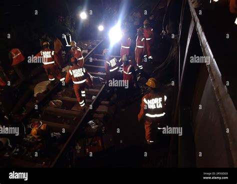 odisha india 03rd june 2023 rescue team recovers victims bodies from a carriage wreckage of
