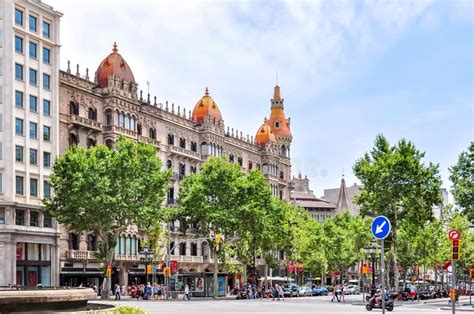 Passeig de gràcia 92 passeig de gràcia metro l2 l3 l4. Ansicht Von Der Straße Paseo De Gracia Von Der Spitze Casa ...