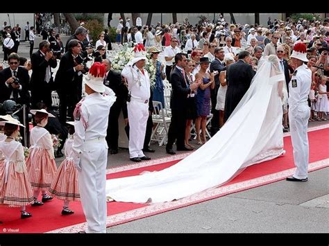 Prise au piège ou simplement émue ? Monaco : le mariage de Charlene et du prince Albert en ...