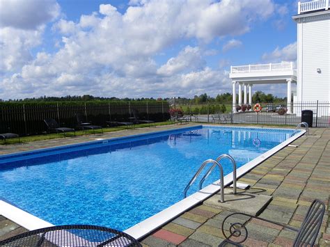 BEST WESTERN White House Inn outdoor pool and view of field... | Maine