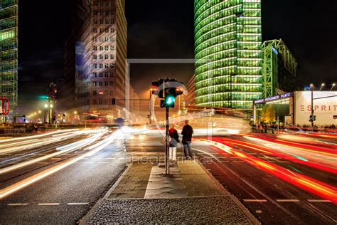 An diesem verkehrsknotenpunkt finden sie die leipziger straße und den leipziger platz. Berlin_Potsdamer Platz_bei_Nacht als Papier von Thom...