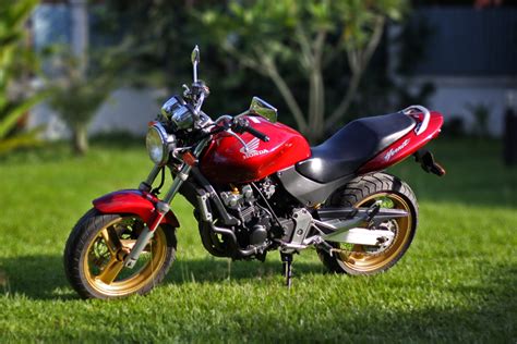 Priced at rs 1.27 lakh it might not be as aggressively priced against its rivals, but does it have enough to challenge them? Honda Hornet on Freemages