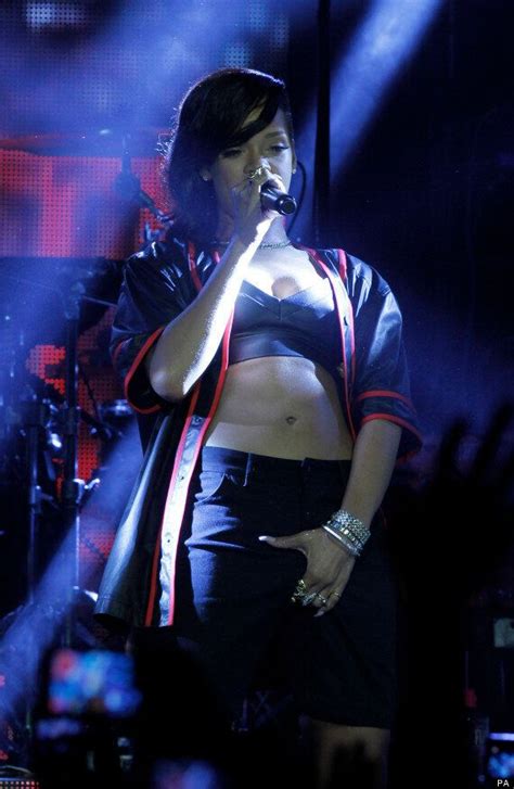 Rihanna 777 Tour Singer Kicks Off Jaunt With Crotch Grabbing Antics In Mexico Pics Huffpost