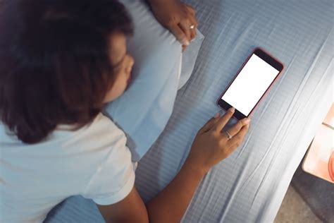 Mujeres Asiáticas Que Usan El Teléfono Inteligente En La Cama Antes De Dormir Por La Noche