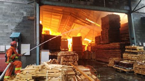 Pabrik Mebel Di Cakung Terbakar Hebat Api Belum Padam