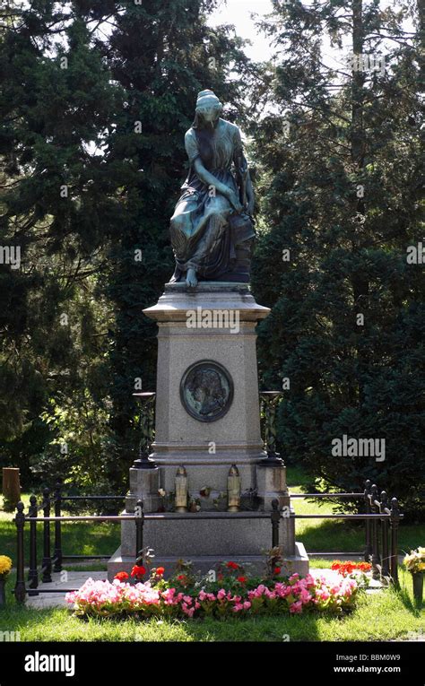 Das Grab Von Wolfgang Amadeus Mozart Zentralfriedhof Vienna
