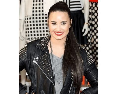 31 Spectacular Demi Lovato Hairstyles And Haircuts With Images Fabbon