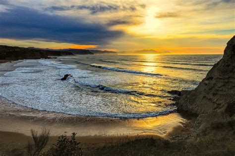 Atardecer En La Playa De Sopelana Un Puesta De Sol Luminos Flickr