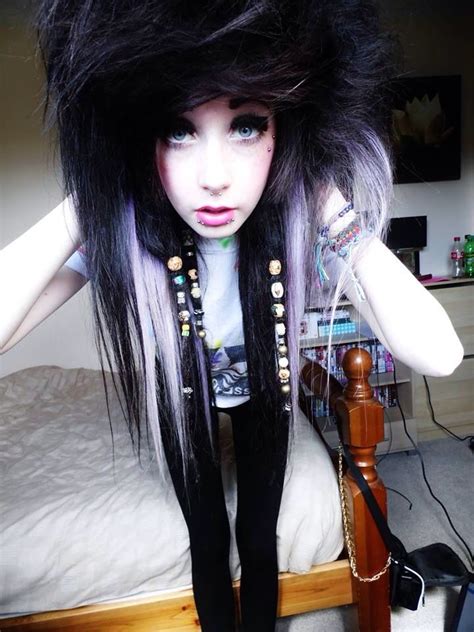 Does Anyone Know Who She Is She So Flipping Pretty Goth Hair Emo Hair Scene Girl Fashion