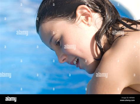 Junges Mädchen 10 Jahre Alt Spielt Auf Das Schwimmbad Stockfotografie Alamy