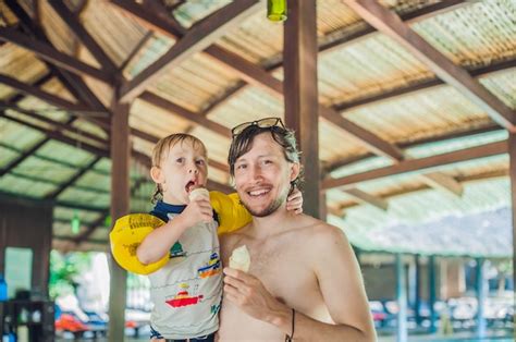 Padre E Hijo Comiendo Helado En Un Parque Acuático Bajo Un Techo De