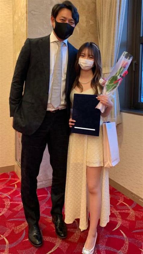 【写真・画像】 岩隈久志の妻、卒業式での長女と夫の2ショットを公開「涙腺崩壊でした」 1枚目 話題 Abema Times アベマタイムズ