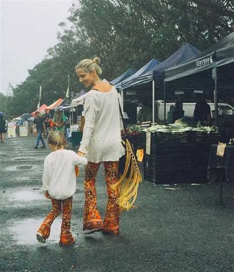 Her mother, cristina pataky medianu, is a publicist of romanian and hungarian ancestry, and her father, josé francisco lafuente, is a spanish biochemist. Con India en el Farmer's Market - Elsa Pataky Confidential