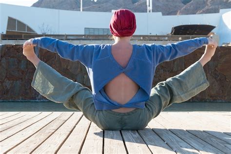 Femme Faisant Du Yoga Photo Gratuite