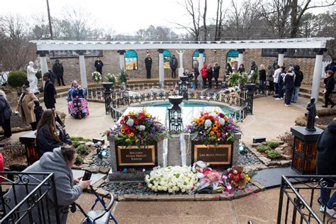 Lisa Marie Presley Laid To Rest Near Her Dad Elvis At Graceland She Belonged To Us
