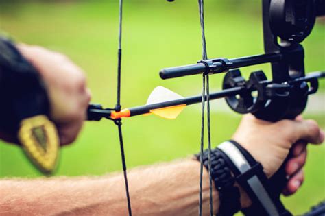 How To Shoot A Compound Bow From Set Up To Release Archer Den