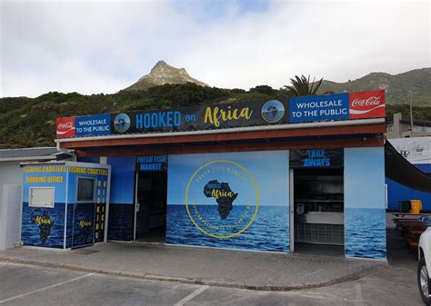 All'estremità del porto di hout bay, in un capannone. Hooked On Africa Fresh Fish Market Hout Bay - Fresh Fish & Fish & Chips