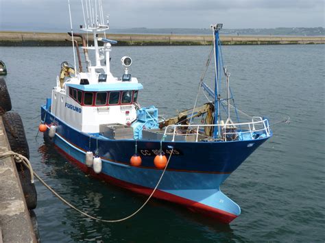 Bateau De Pêche à Douarnenez En Bretagne Fishing Boat Moored In