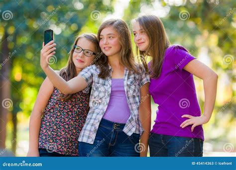 Adolescenti Che Prendono Selfie Immagine Stock Immagine Di Telefono