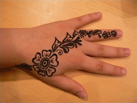 Henna hand designs originated from ancient india when the tangled patterns were drawn on a human's body to decorate it. 20 Excellent Back Hand Mehndi Designs 2017 - SheIdeas ...