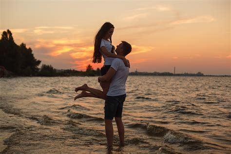 Histoire D Amour Sur La Plagejeune Beau Couple D Amoureux Embrassant Sur La Plage Au Coucher Du