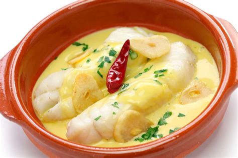 Unas rodajas de patata cocida. Bacalao al pil pil. Receta tradicional. - Recetas de ...