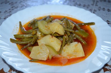 Questa vellutata è uno dei classici piatti che scaldano, cremosa e saporita è perfetta se accompagnata da crostini croccanti. Raccolta Ricette : Zuppa di patate, zucchine e fagiolini ...