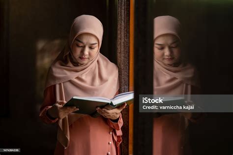 Schönes Muslimisches Mädchen Im Hijab Das In Der Moschee Den Koran Liest Stockfoto Und Mehr