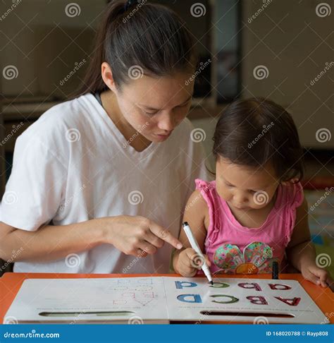 Madre Enseñando A Su Hijo A Leer Y Escribir En Casa Desarrollo Del Niño